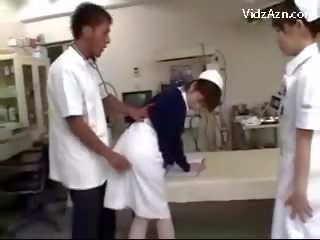 Perawat mendapatkan dia alat kemaluan wanita mengusap oleh profesor dan 2 perawat di itu surgery