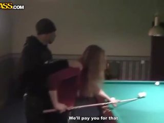 Vellystig servitrise ved billiards blir naken og blowjob