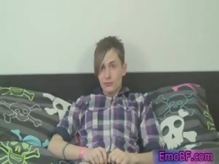 Pleasant homo emo nastolatka głaskanie na kanapa 14 przez emobf