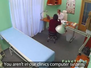 Zgięty przez biurko pacjent dostaje pieprzony w imitacja szpital