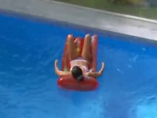 Breasty puicuta adanc toying gaoz în piscina